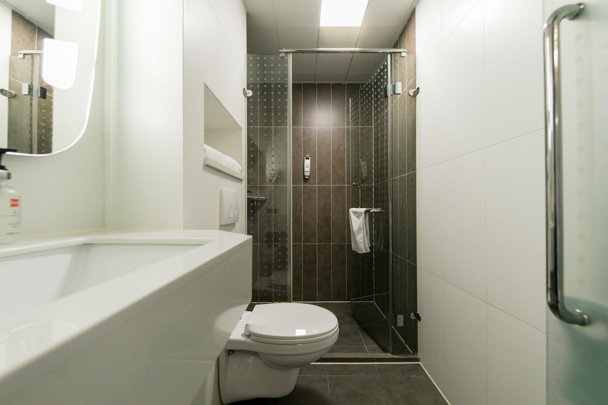 Ibis Shanghai Gubei Exteriör bild