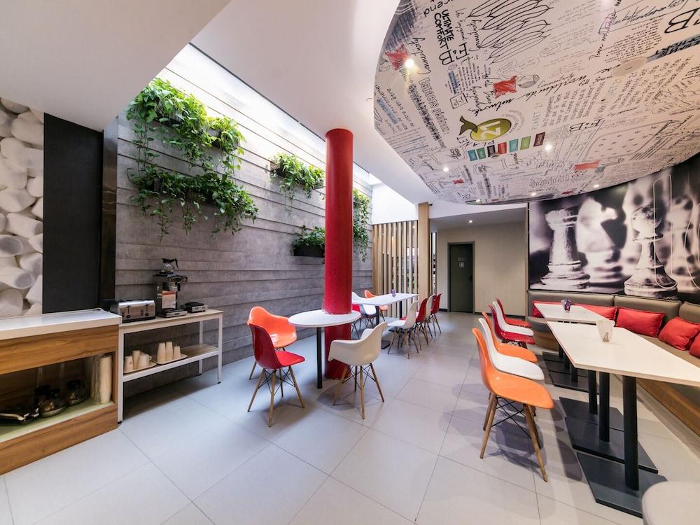 Ibis Shanghai Gubei Exteriör bild